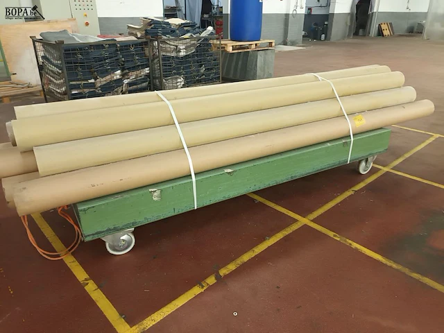Lot 542 - lage transportkar met inhoud - afbeelding 2 van  4