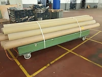 Lot 542 - lage transportkar met inhoud - afbeelding 2 van  4