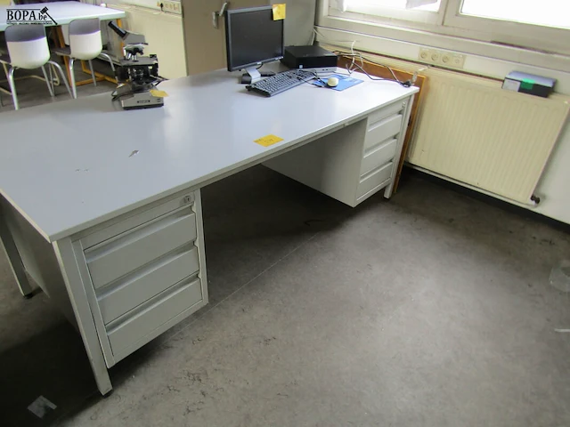 Lot 542 - metalen bureau - afbeelding 1 van  3