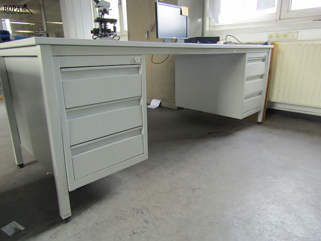 Lot 542 - metalen bureau - afbeelding 2 van  3