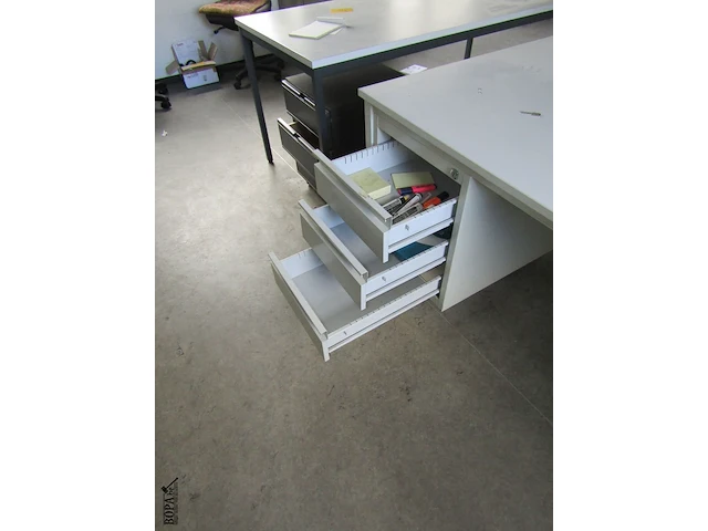 Lot 542 - metalen bureau - afbeelding 3 van  3