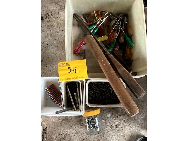 Lot 542 - schroevendraaiers en klinknagels - afbeelding 1 van  1