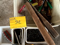Lot 542 - schroevendraaiers en klinknagels - afbeelding 1 van  1