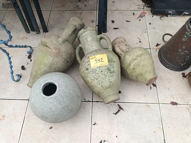 Lot 542 - tuinvazen. 4 stuks - afbeelding 1 van  4