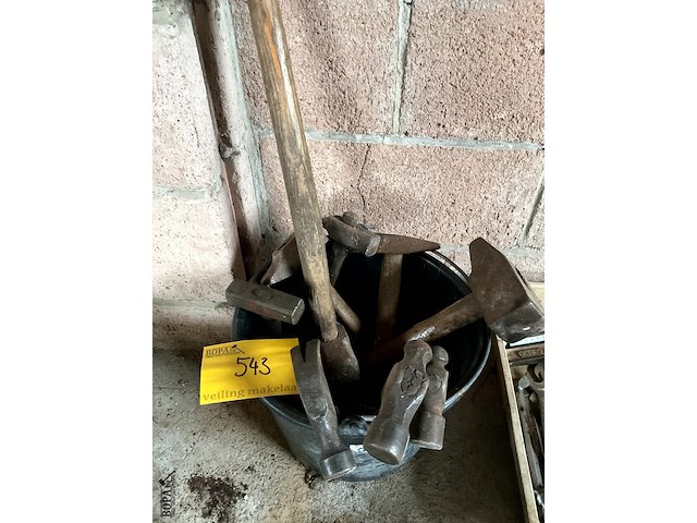 Lot 543 - emmer met hamers - afbeelding 1 van  2