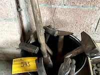 Lot 543 - emmer met hamers - afbeelding 1 van  2