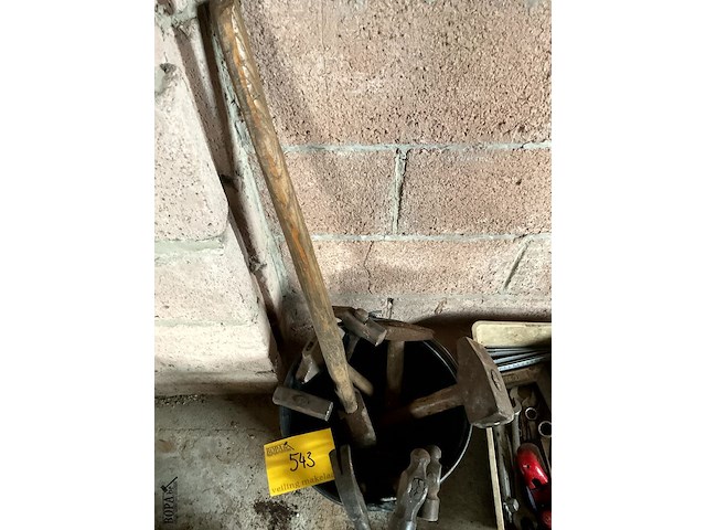 Lot 543 - emmer met hamers - afbeelding 2 van  2