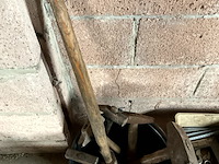 Lot 543 - emmer met hamers - afbeelding 2 van  2