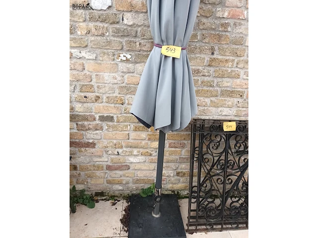 Lot 543 - parasol met voet - afbeelding 1 van  3