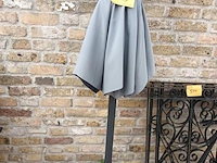 Lot 543 - parasol met voet - afbeelding 1 van  3