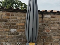 Lot 543 - parasol met voet - afbeelding 2 van  3