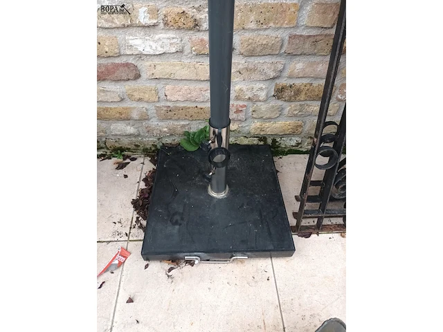 Lot 543 - parasol met voet - afbeelding 3 van  3