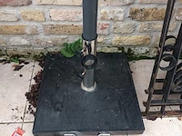 Lot 543 - parasol met voet - afbeelding 3 van  3