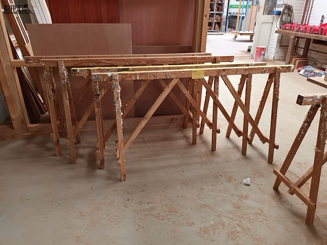 Lot 544 - houten schragen en planken - afbeelding 1 van  4