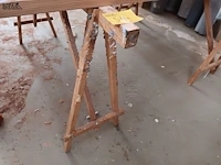 Lot 544 - houten schragen en planken - afbeelding 2 van  4