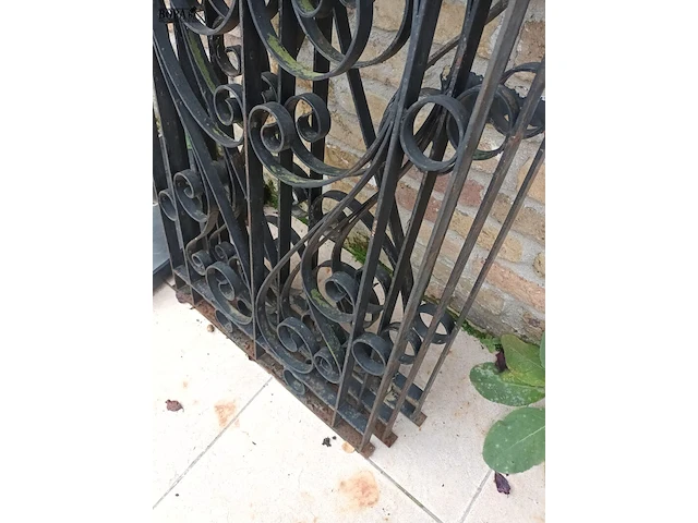 Lot 544 - smeedijzeren ornament. 3 stuks - afbeelding 3 van  4