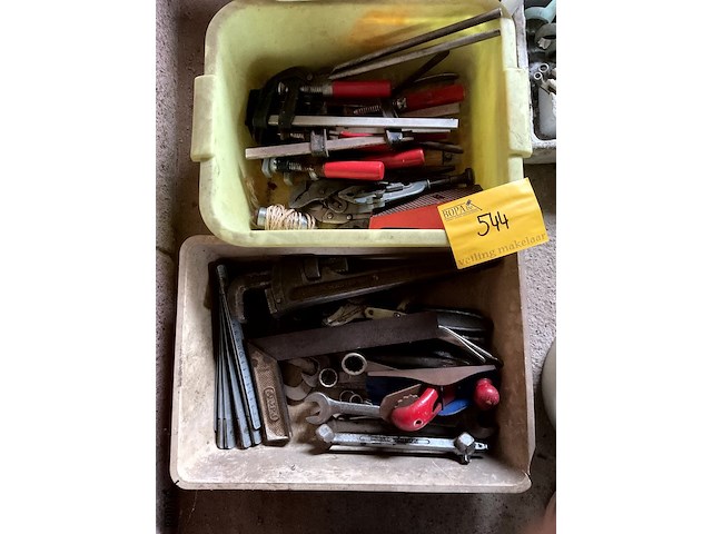 Lot 544 - werkbakken met materiaal, 2 stuks - afbeelding 1 van  3