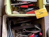 Lot 544 - werkbakken met materiaal, 2 stuks - afbeelding 1 van  3