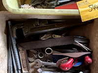 Lot 544 - werkbakken met materiaal, 2 stuks - afbeelding 2 van  3