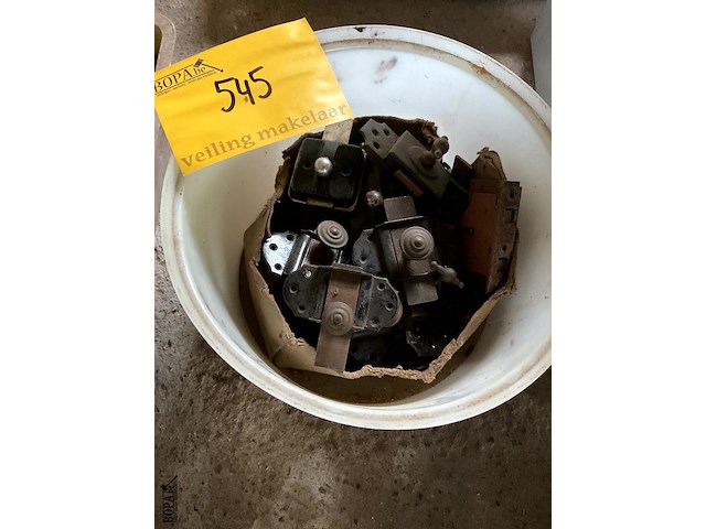 Lot 545 - emmertje met sloten - afbeelding 1 van  1