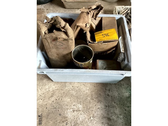 Lot 546 - bak met nagels - afbeelding 1 van  5