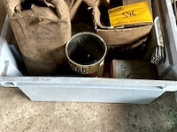 Lot 546 - bak met nagels - afbeelding 1 van  5