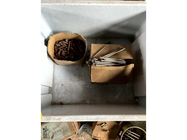 Lot 546 - bak met nagels - afbeelding 2 van  5