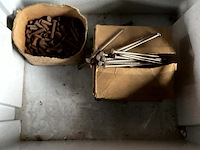 Lot 546 - bak met nagels - afbeelding 2 van  5