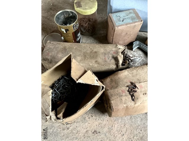 Lot 546 - bak met nagels - afbeelding 3 van  5