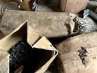 Lot 546 - bak met nagels - afbeelding 3 van  5