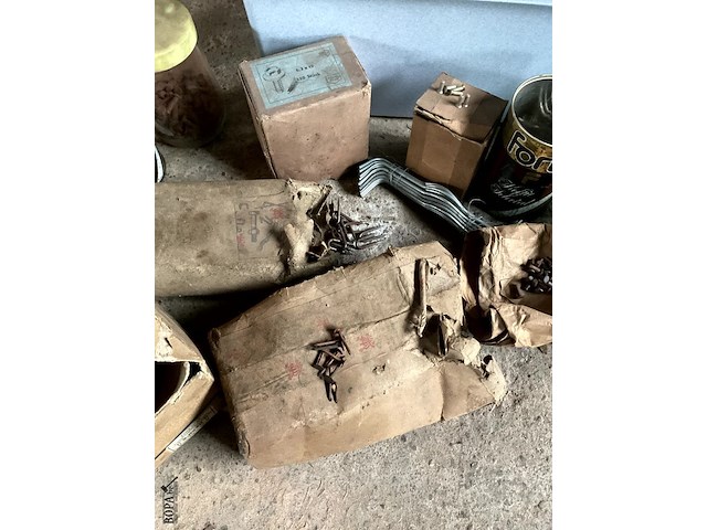 Lot 546 - bak met nagels - afbeelding 4 van  5