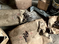 Lot 546 - bak met nagels - afbeelding 4 van  5