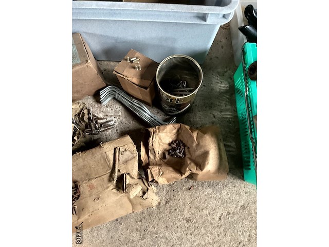 Lot 546 - bak met nagels - afbeelding 5 van  5