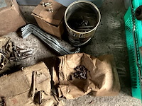 Lot 546 - bak met nagels - afbeelding 5 van  5