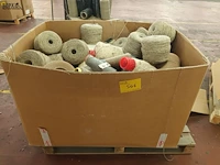 Lot 546 - pallet met garen. 3 stuks - afbeelding 1 van  5