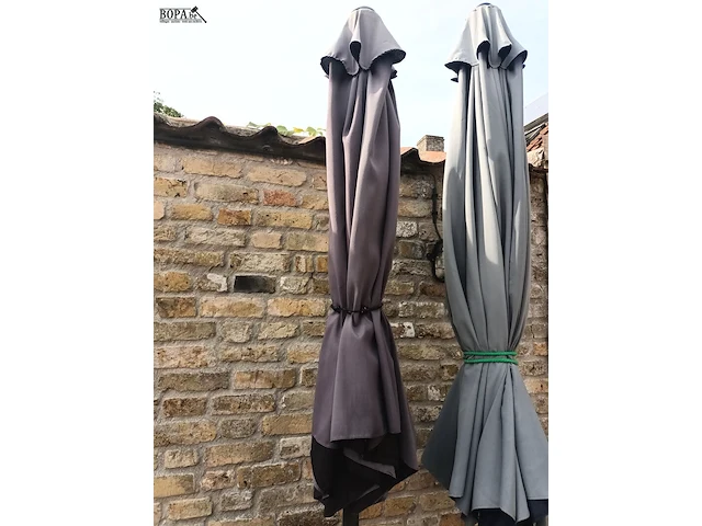 Lot 547 - parasol met voet - afbeelding 1 van  3