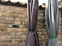 Lot 547 - parasol met voet - afbeelding 1 van  3