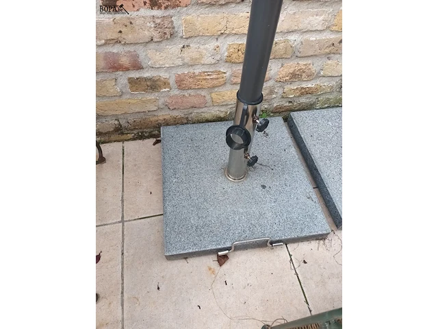 Lot 547 - parasol met voet - afbeelding 2 van  3