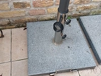 Lot 547 - parasol met voet - afbeelding 2 van  3