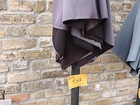 Lot 547 - parasol met voet - afbeelding 3 van  3