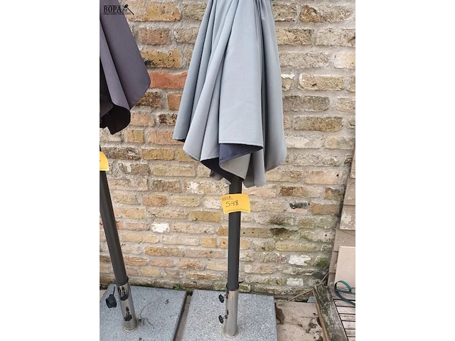 Lot 548 - parasol met voet - afbeelding 1 van  4