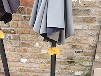 Lot 548 - parasol met voet - afbeelding 1 van  4