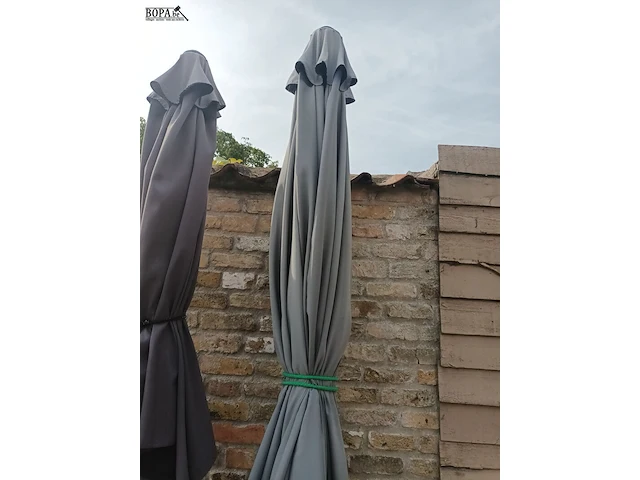 Lot 548 - parasol met voet - afbeelding 2 van  4