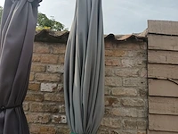 Lot 548 - parasol met voet - afbeelding 2 van  4