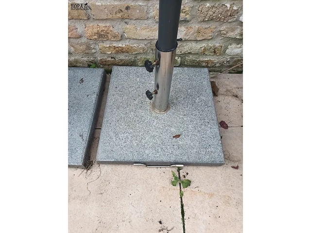 Lot 548 - parasol met voet - afbeelding 3 van  4