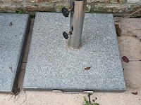 Lot 548 - parasol met voet - afbeelding 3 van  4