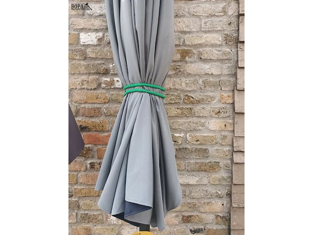 Lot 548 - parasol met voet - afbeelding 4 van  4