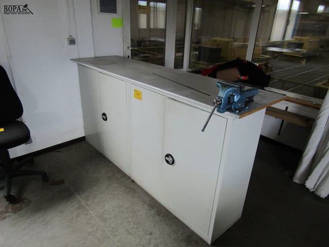 Lot 549 - archiefkasten, werkblad en bankschroef - afbeelding 1 van  4