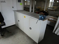 Lot 549 - archiefkasten, werkblad en bankschroef - afbeelding 1 van  4