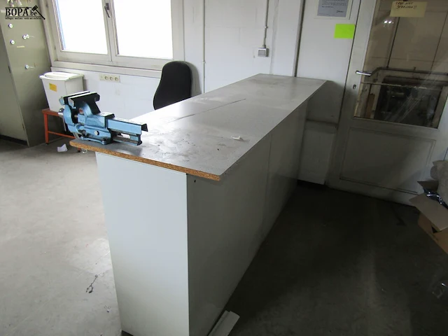 Lot 549 - archiefkasten, werkblad en bankschroef - afbeelding 2 van  4